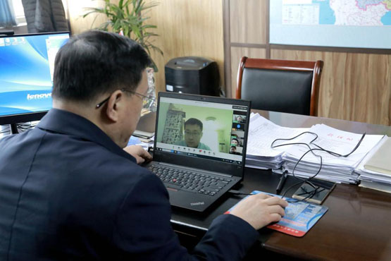 365完美体育校长谭秀森在线参加主题班会，与学生交流