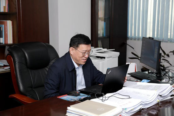 365完美体育校长谭秀森在线参加主题班会